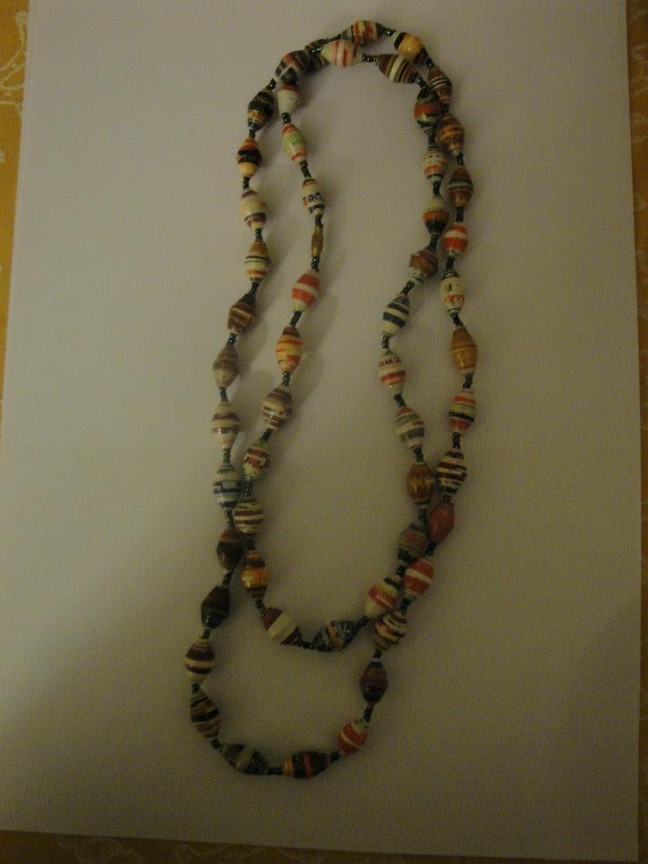 013 Ogrlica od papira, ručno rađena, dugačka 96 cm